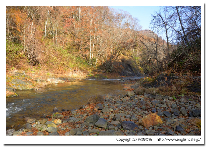 鳥崎渓谷の名所上大滝、滝の沢と紅葉（北海道茅部郡森町）