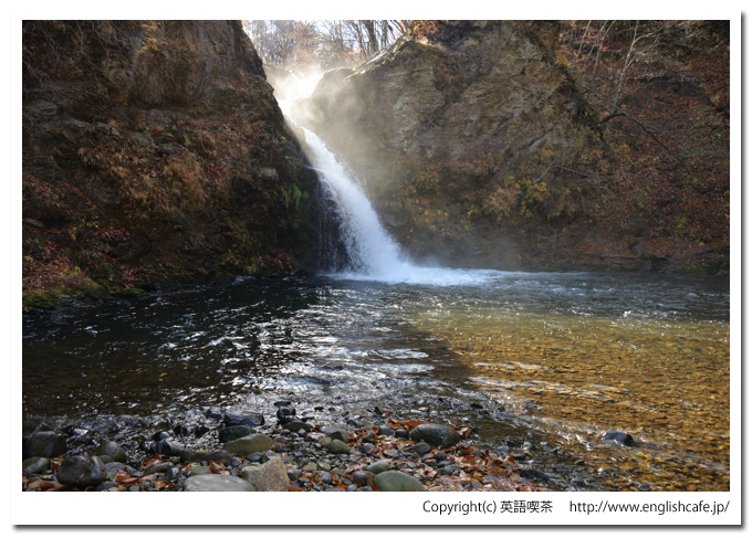 鳥崎渓谷の名所上大滝、上大滝の近景から（北海道茅部郡森町）