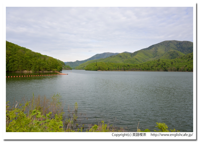 金山ダム、金山ダムのダム湖の左側（北海道金山ダム）