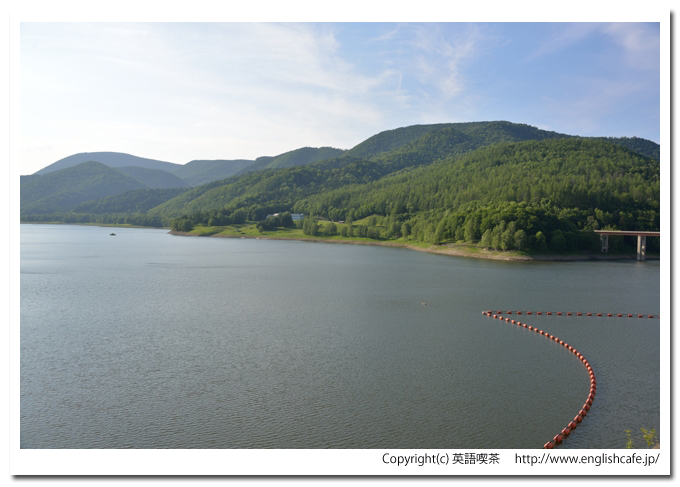 鹿ノ子ダム、鹿ノ子ダムの天端からみるダム湖の景色、少しだけ右へ（北海道置戸町）