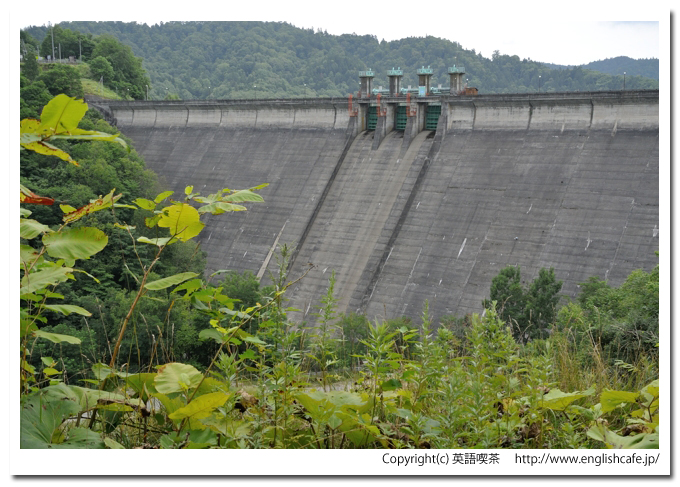 桂沢ダム、堤体前が見える山から（北海道三笠市）
