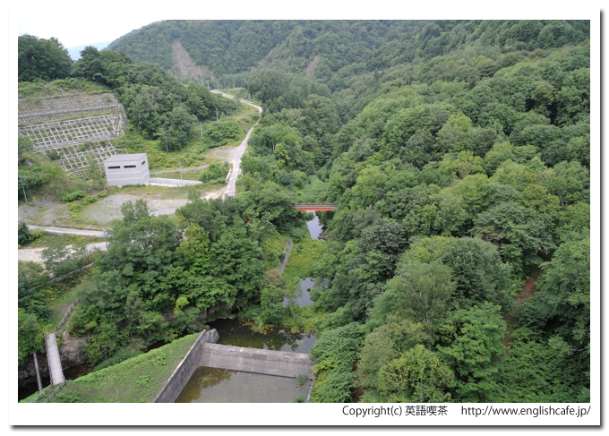桂沢ダム、天端から見る下流域の景色（北海道芦別市）