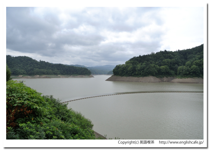 桂沢ダム、天端から見るダム湖の風景（北海道芦別市）