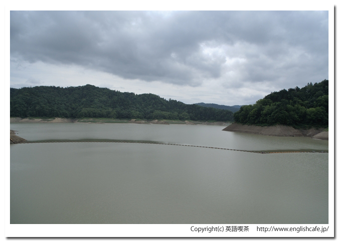 桂沢ダム、天端から見るダム湖の風景を視線を移して（北海道芦別市）