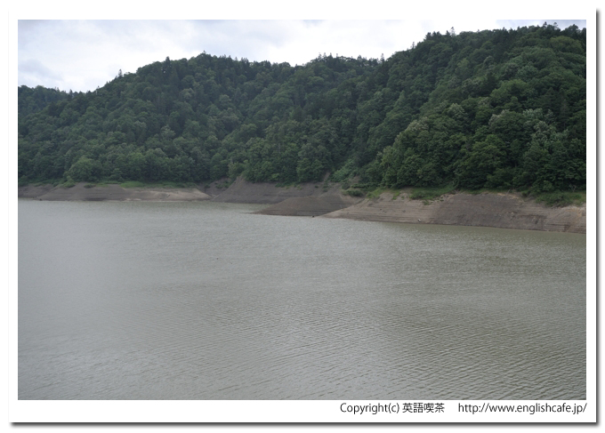 桂沢ダム、ダム湖の景色を視線を移して（北海道芦別市）