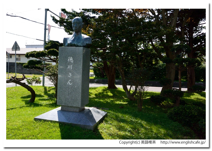 木彫り熊発祥の地、徳川さんの銅像（北海道二海郡八雲町）