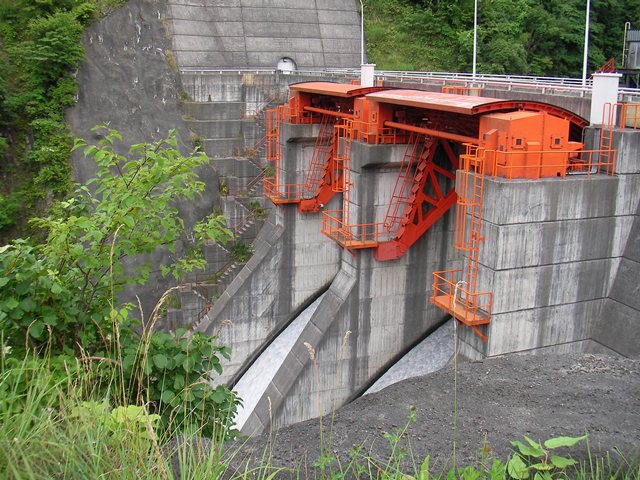 北海道森町の駒ヶ岳ダムの放水