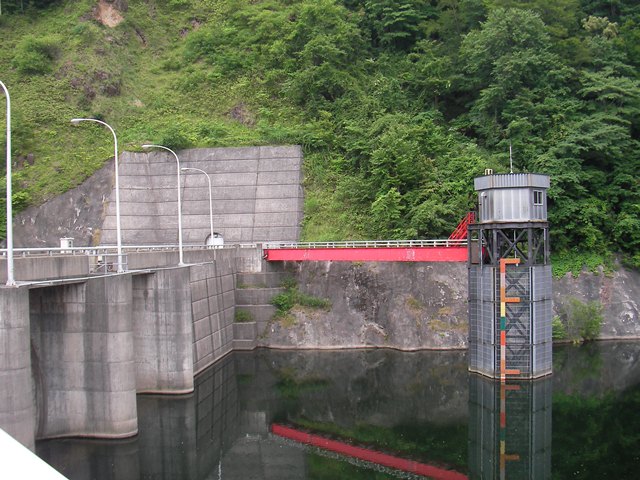 北海道森町の駒ヶ岳ダムの湖