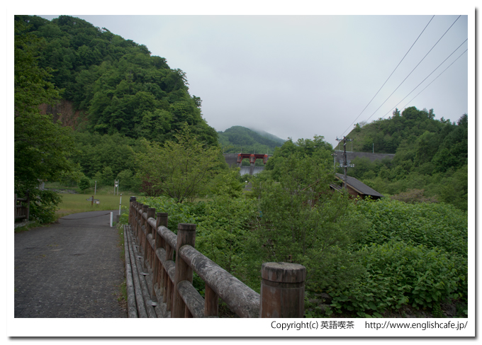 春の駒ヶ岳ダム、周辺の公園から（北海道森町）