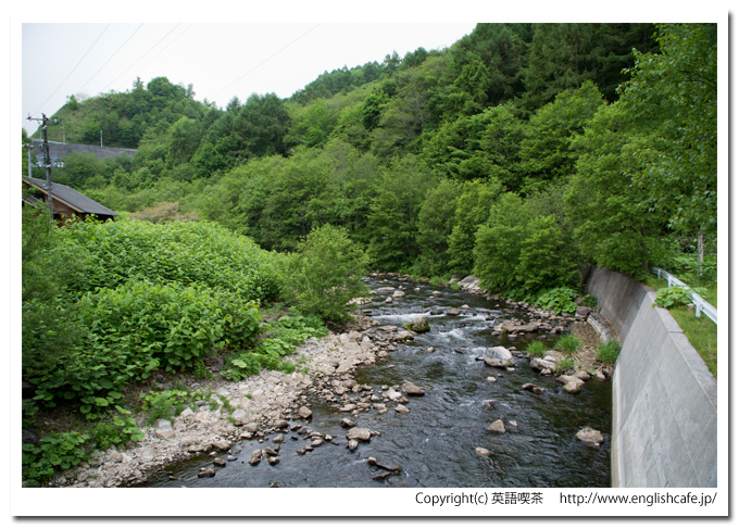 春の駒ヶ岳ダム、ダムからの川（北海道森町）