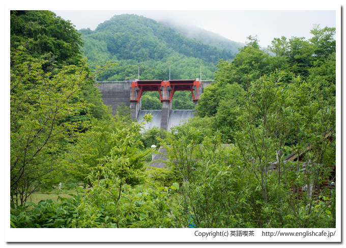 春の駒ヶ岳ダム、公園から見る堤体（北海道森町）