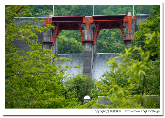春の駒ヶ岳ダム、公園から見る堤体とクレストゲート（北海道森町）