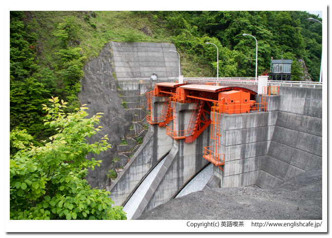 春の駒ヶ岳ダム、堤体上から見るゲート（北海道森町）