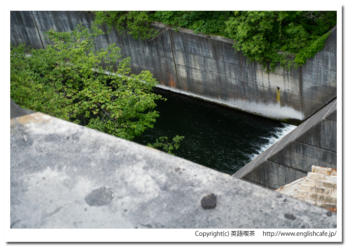 春の駒ヶ岳ダム、堤体上から（北海道森町）