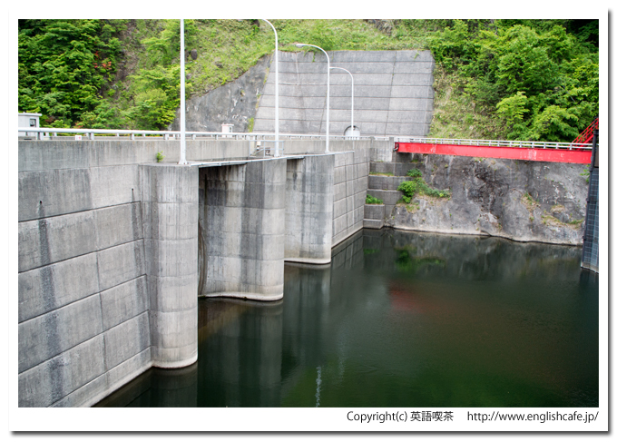 春の駒ヶ岳ダム、ダム湖のほうへ（北海道森町）