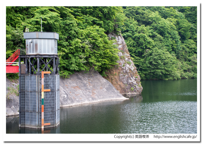 春の駒ヶ岳ダム、ダム湖と取水塔（北海道森町）