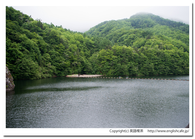 春の駒ヶ岳ダム、ダム湖と山々（北海道森町）