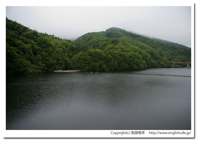 春の駒ヶ岳ダム、ダム湖と山々、視線を移して（北海道森町）