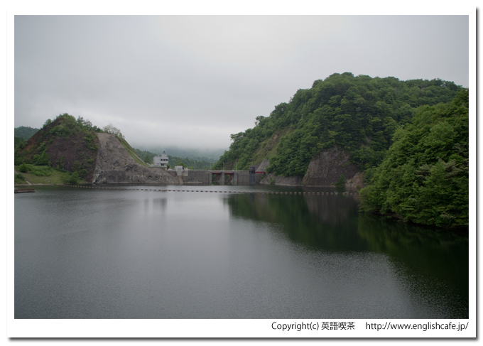 春の駒ヶ岳ダム、ダム湖から見るダム堤体（北海道森町）