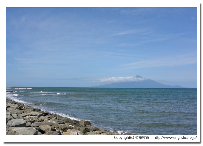 こうほね沼、こうほね沼のそばから見る海岸と利尻島（北海道稚内市）