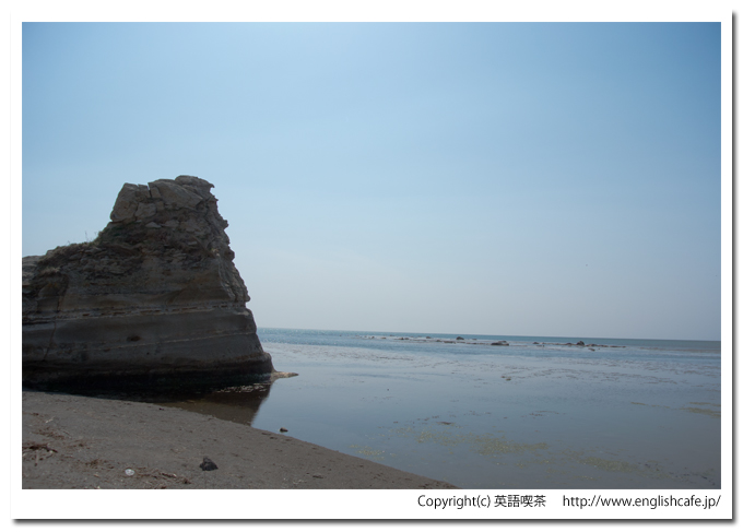 くぐり岩の海と薄い岩（北海道乙部町）