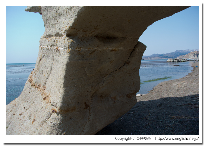 くぐり岩の穴（北海道乙部町）
