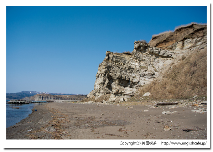 くぐり岩に連なる岩（北海道乙部町）