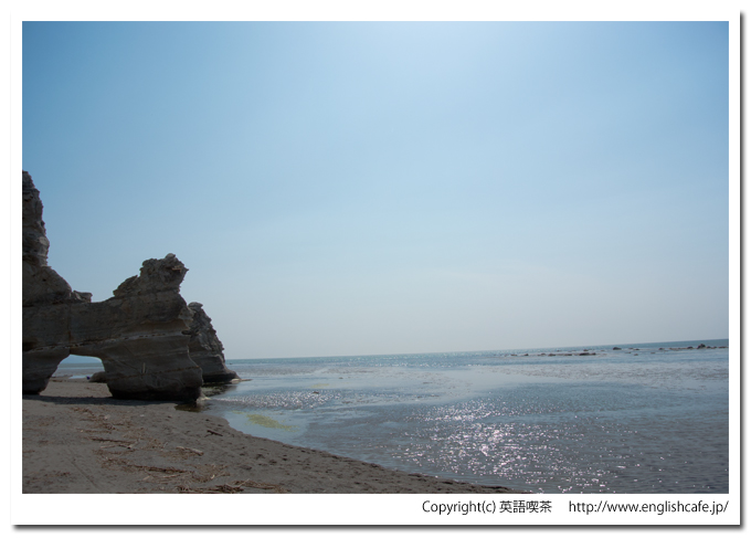 くぐり岩の海と日差し（北海道乙部町）