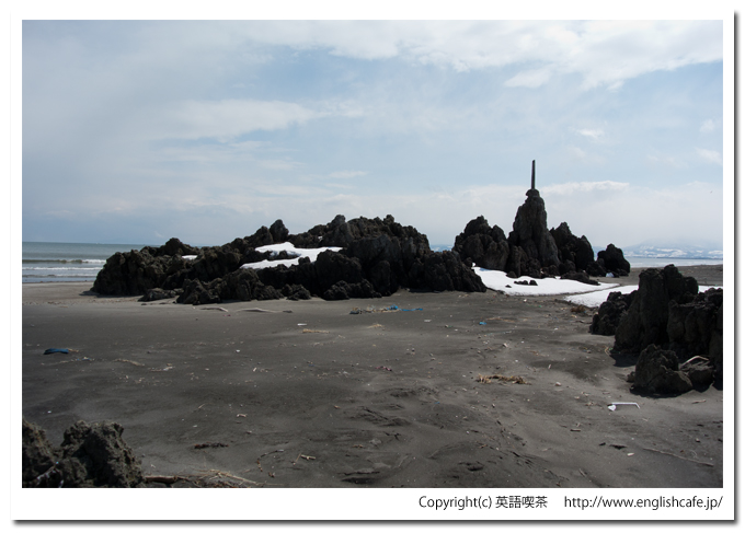 黒岩奇岩と碑（北海道八雲町）