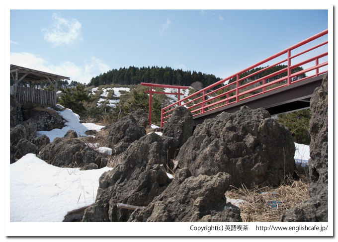 黒岩奇岩の鳥居と社（北海道八雲町）