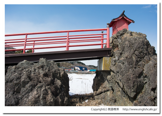 黒岩奇岩と社（北海道八雲町）