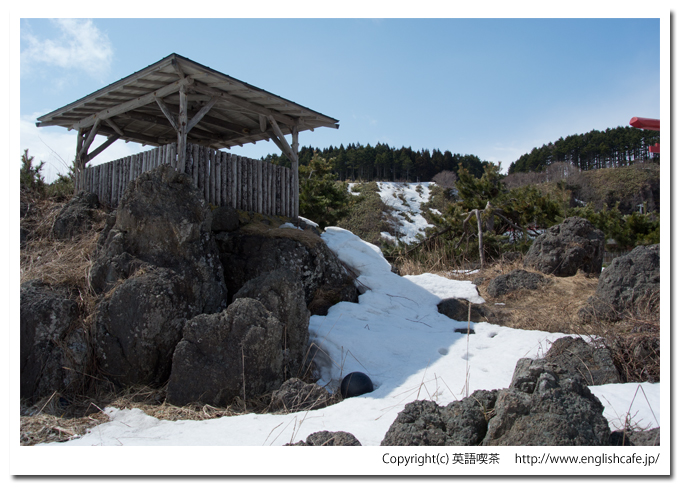 黒岩奇岩と東屋（北海道八雲町）