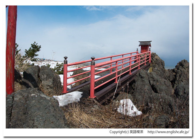 黒岩奇岩と社（北海道八雲町）