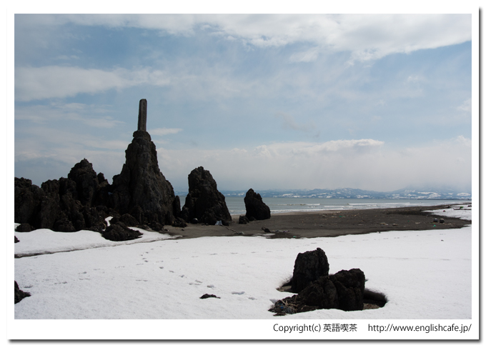 黒岩奇岩と碑（北海道八雲町）