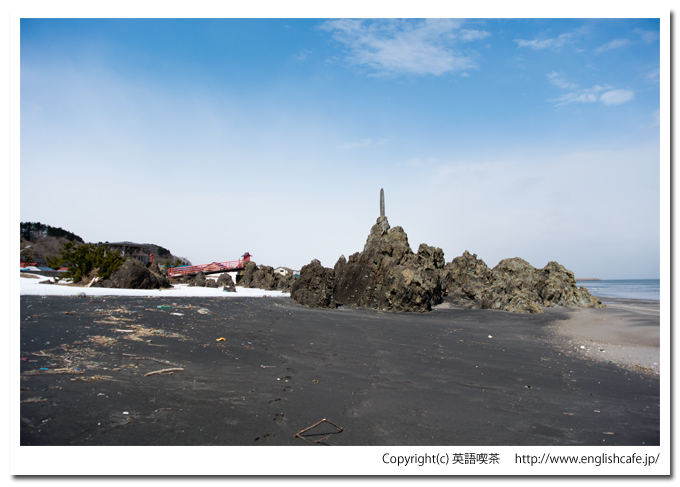 黒岩奇岩と碑（北海道八雲町）