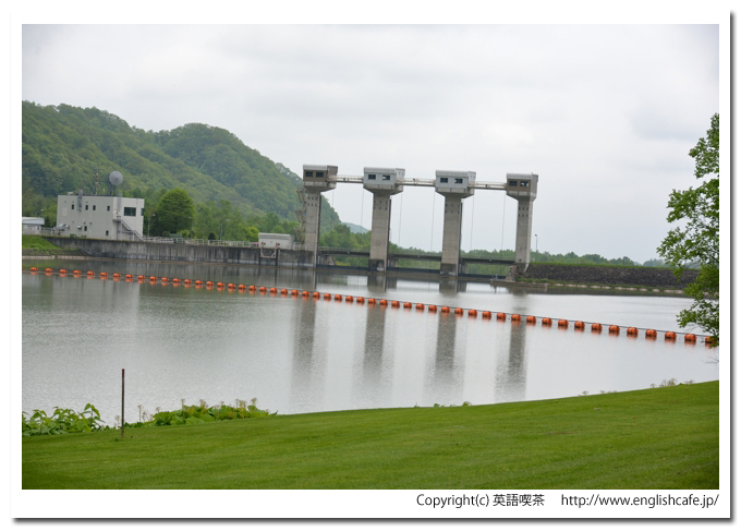 屈足ダム、屈足ダムの提体をダム湖側から見る（北海道新得町）