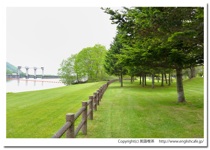 屈足ダム、屈足ダムの提体とダム沿いにある公園（北海道新得町）