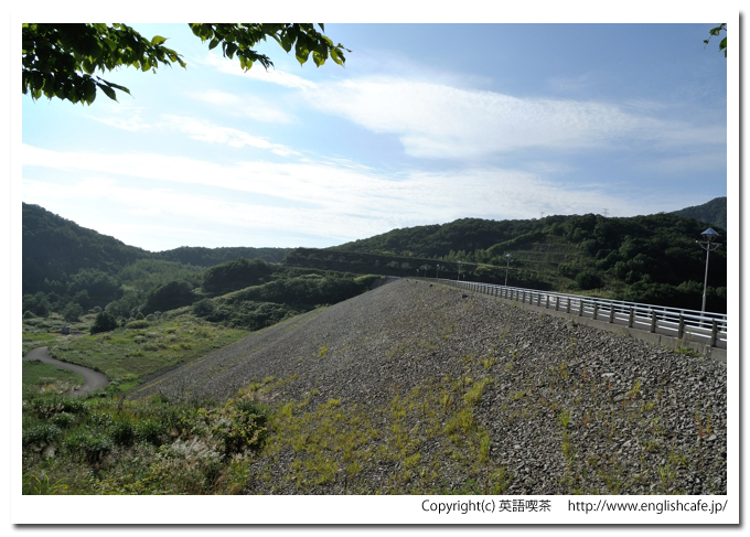 共和ダム、下流域と堤体（北海道共和町）