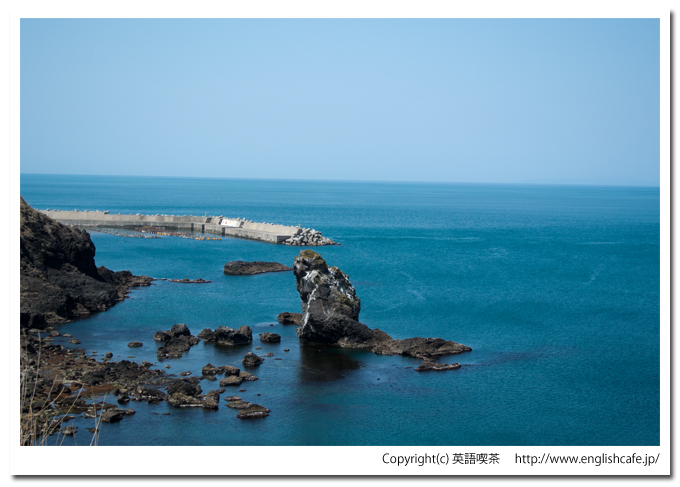窓岩へ。左の岩（北海道檜山郡上ノ国町）