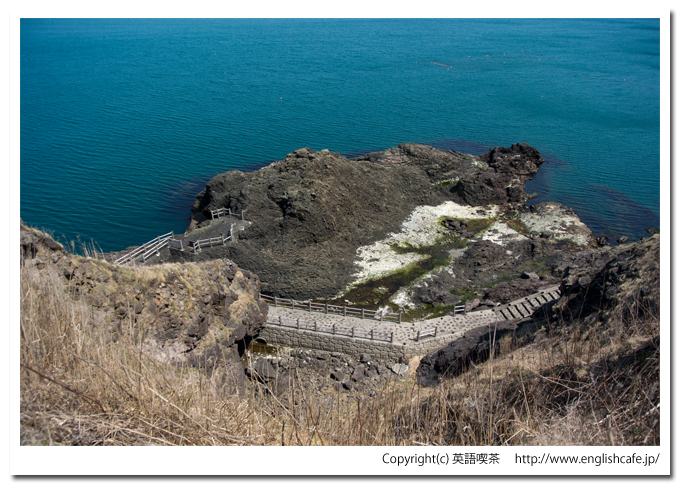 窓岩と散策路。（北海道檜山郡上ノ国町）
