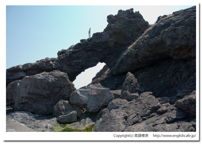 窓岩に近づいて（北海道檜山郡上ノ国町）