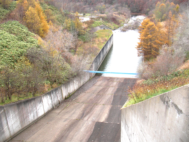 真駒内ダムの放水側へ（北海道久遠郡せたな町）