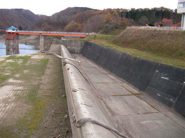 真駒内ダムと放水路（北海道久遠郡せたな町）