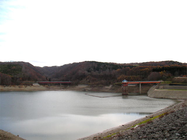 真駒内ダムのダム湖右側（北海道久遠郡せたな町）