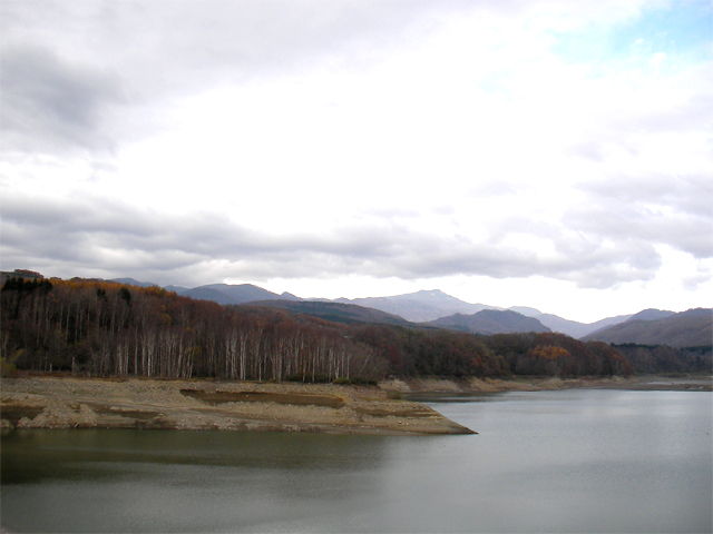 真駒内ダムのダム湖を見渡す（北海道久遠郡せたな町）