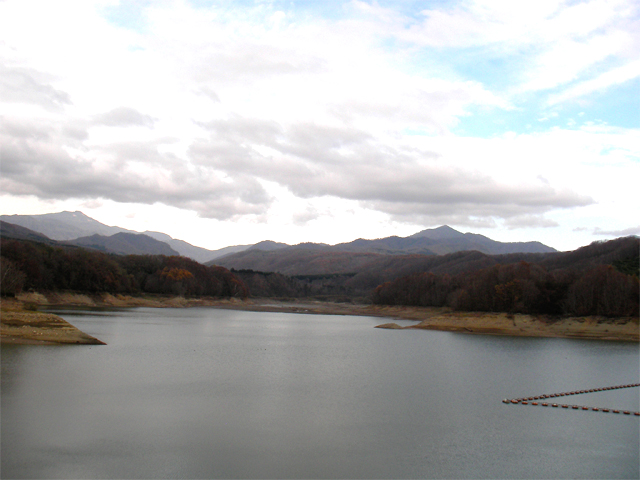 真駒内ダムのダム湖の全体を見渡す（北海道久遠郡せたな町）