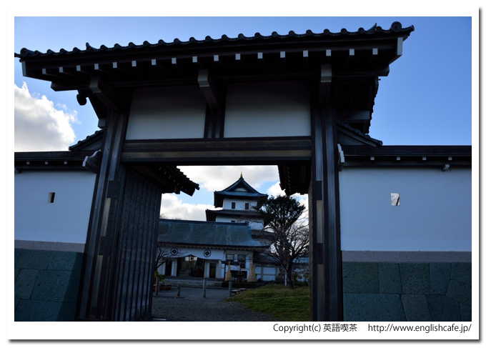 松前城、松前城の門と天守閣（北海道松前郡松前町）