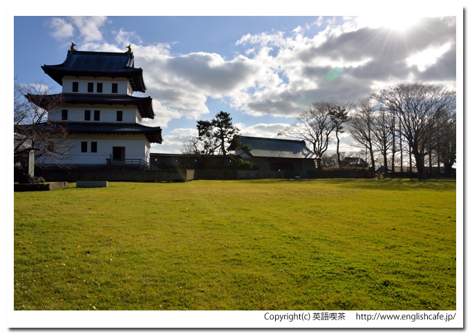 松前城、松前城の天守閣と広場（北海道松前郡松前町）