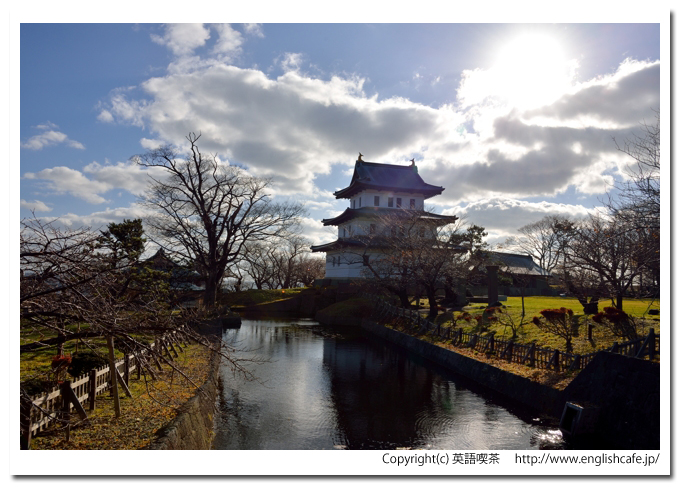 松前城、松前城の天守閣と堀（北海道松前郡松前町）