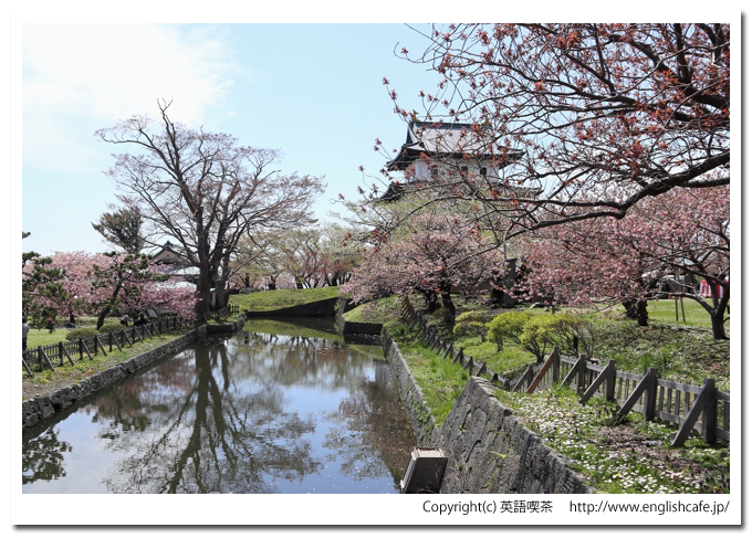 松前城、松前城と堀と桜（北海道松前郡松前町）